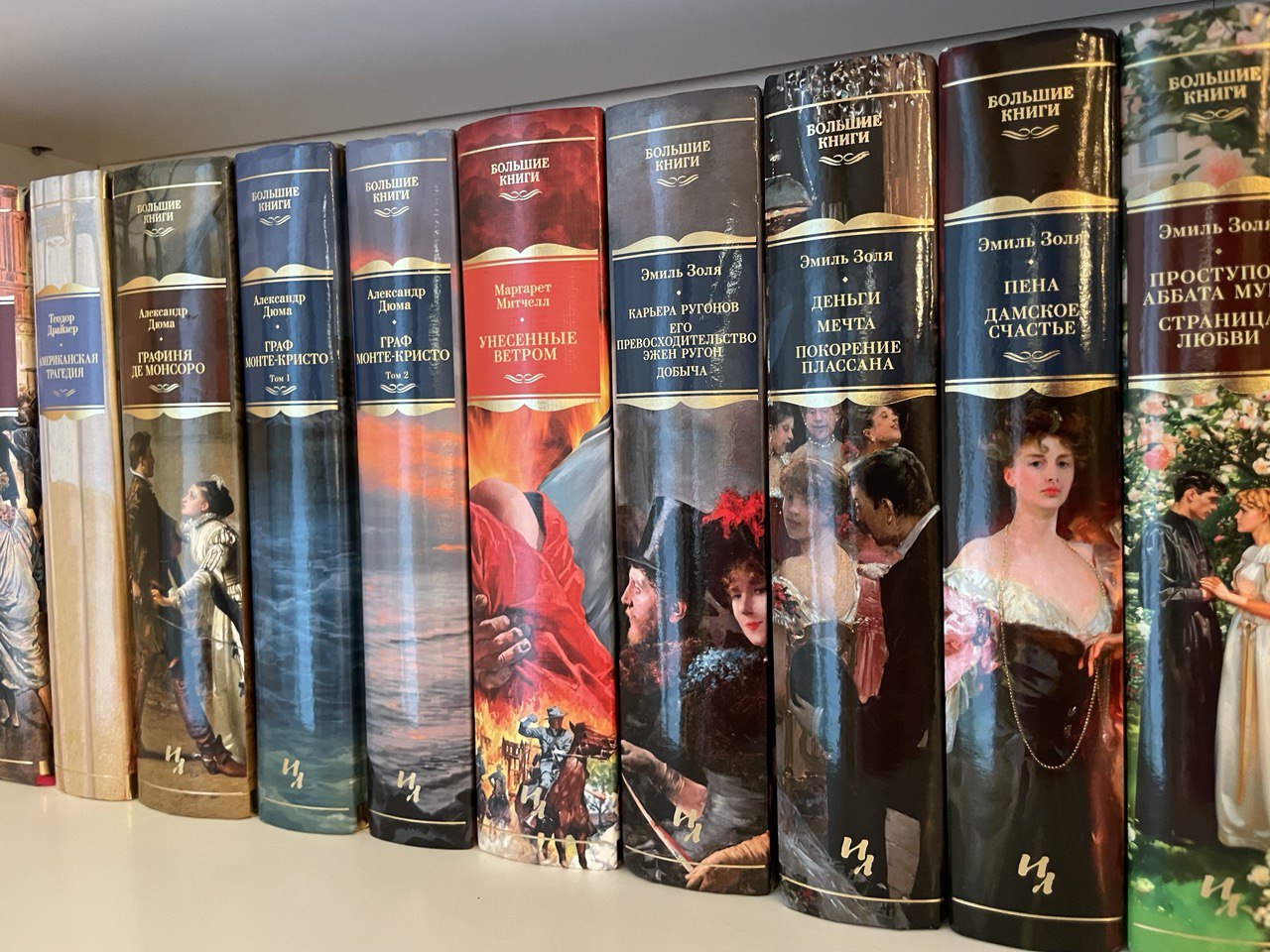 Москва и все книжные издательства вместе с книжными магазинами и читателями готовятся к главному книжному событию страны – к Ярмарке интеллектуальной литературы Non/Fiction  (Нонфикшин 2025), которая пройдет в Гостином дворе.